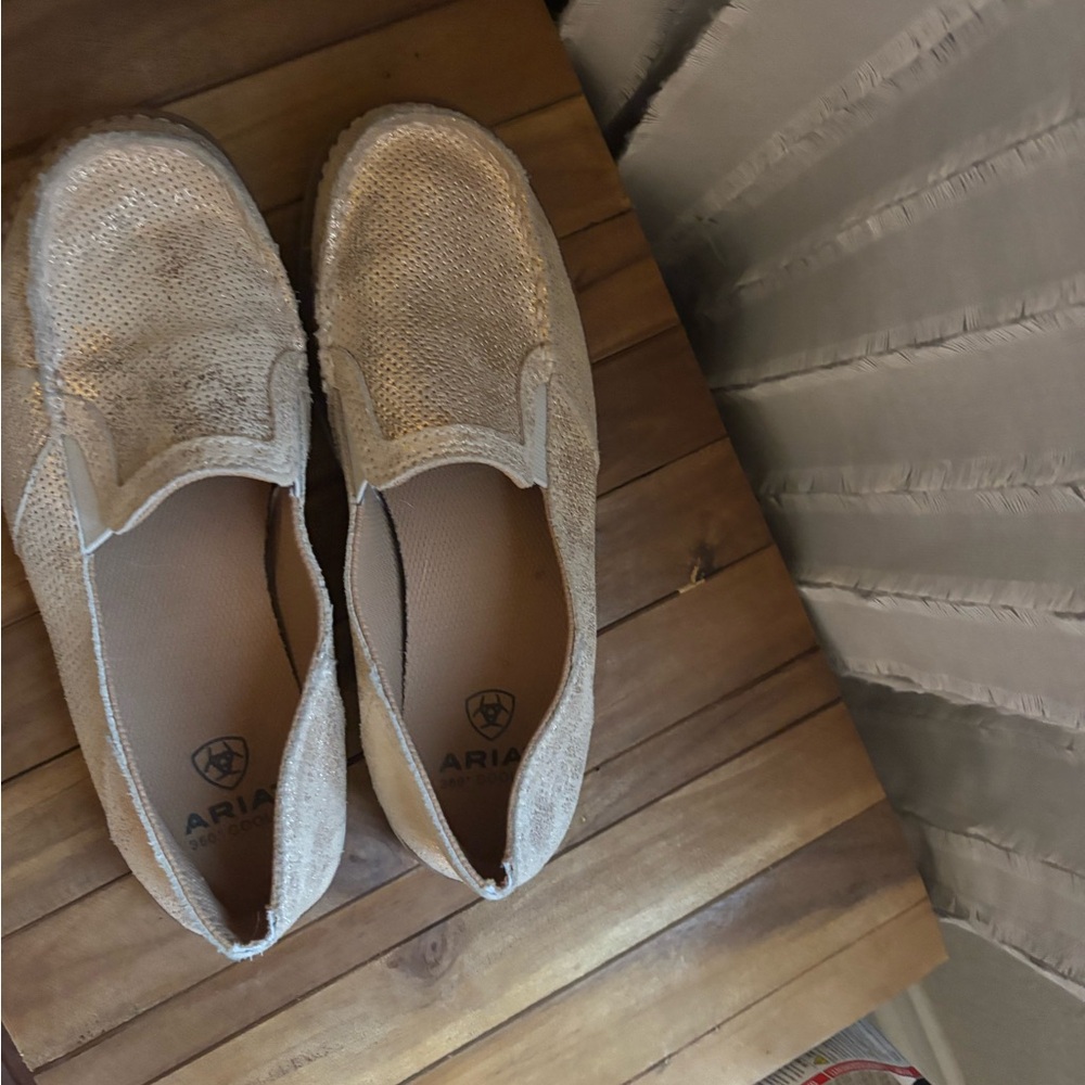Ariat women’s rose gold metallic leather cruisers